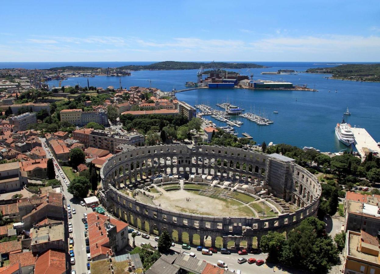 Apartments With A Parking Space Pula - 16053 Екстериор снимка